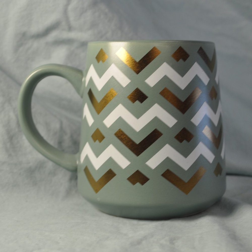 *BOGO mugs* 18 oz thyme & table gold chevron mug (w774)